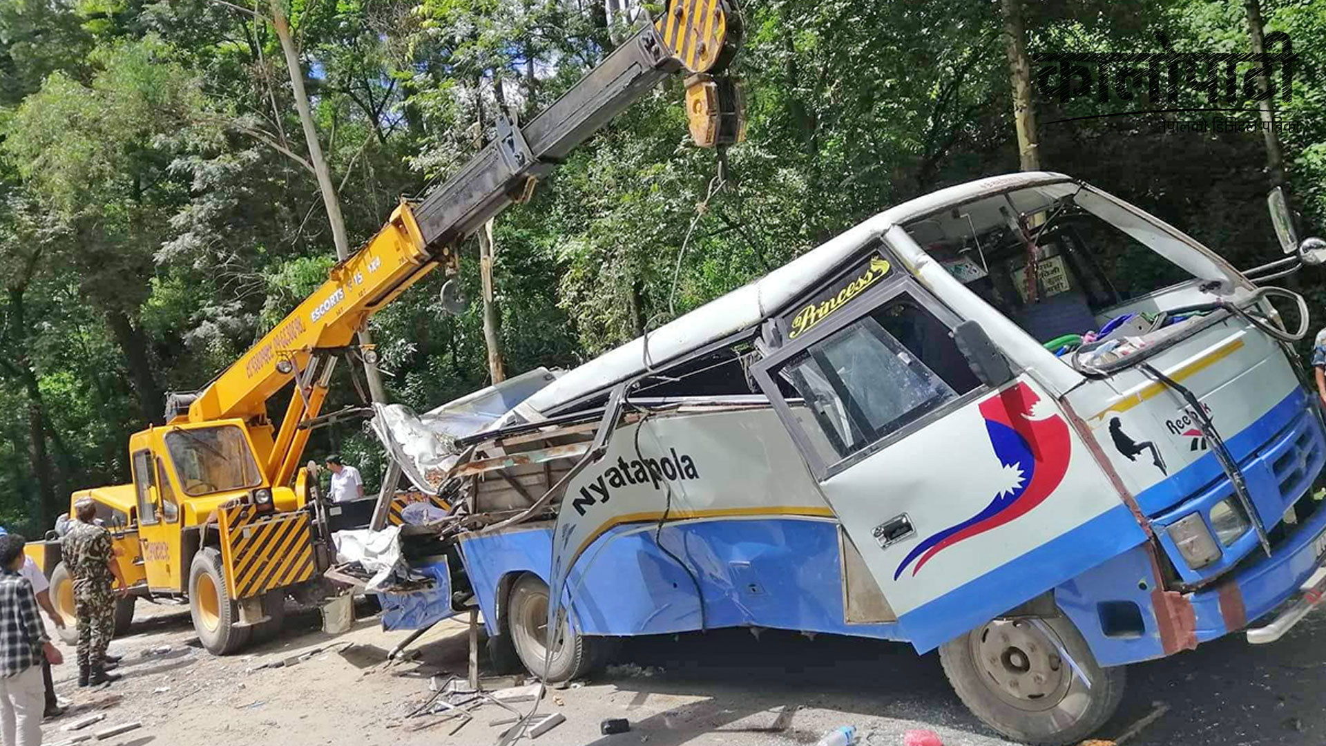 भक्तपुरको सल्लाघारीमा  रुखले बस र स्कुटर च्याप्दा ३ जनाको मृत्यु, १२ जना गम्भीर घाइते