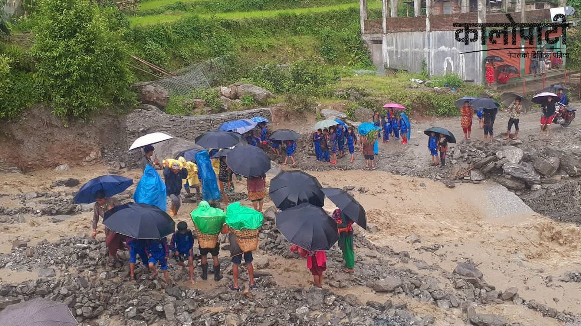 दोलखाको लापिलाङ्ग रानिवन पहिरोले स्थानीयलाई आवतजावत गर्ने समस्या