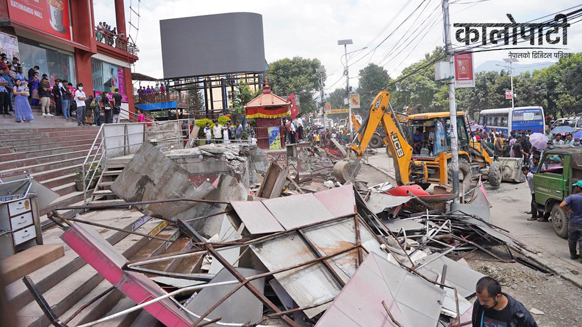 काठमाडौं मलपछि न्यूरोडको आरबी कम्प्लेक्समा महानगरले चल्यो डोजर