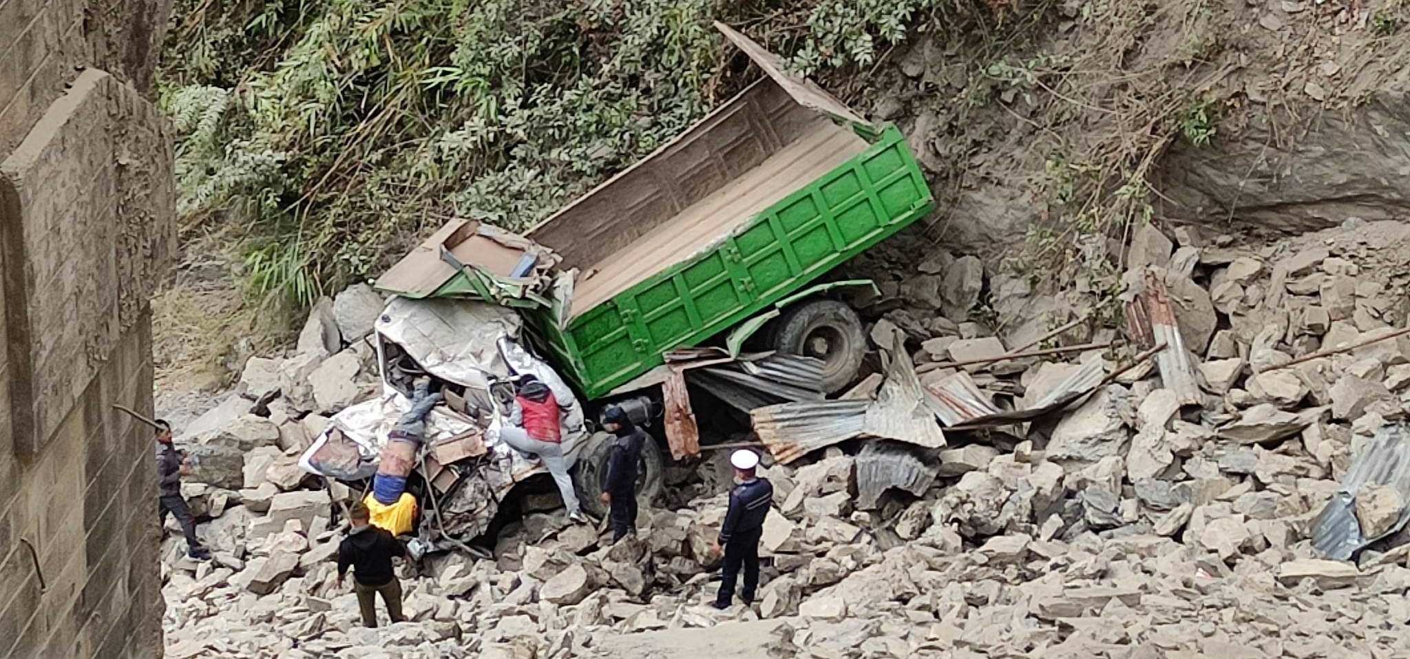 पुलबाट ट्रक खस्दा एकको मृत्यु